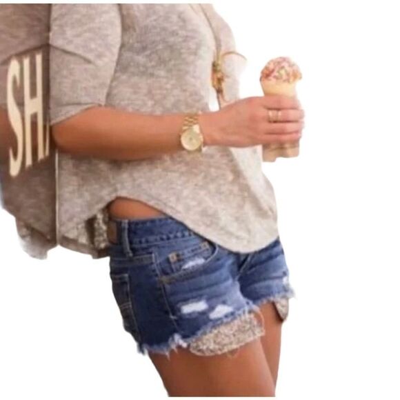 AMERICAN EAGLE
Distressed Pants - AMERICAN EAGLE
Distressed Hi-Rise
Festival Jean Shorts
Size 4 Sequin Pockets